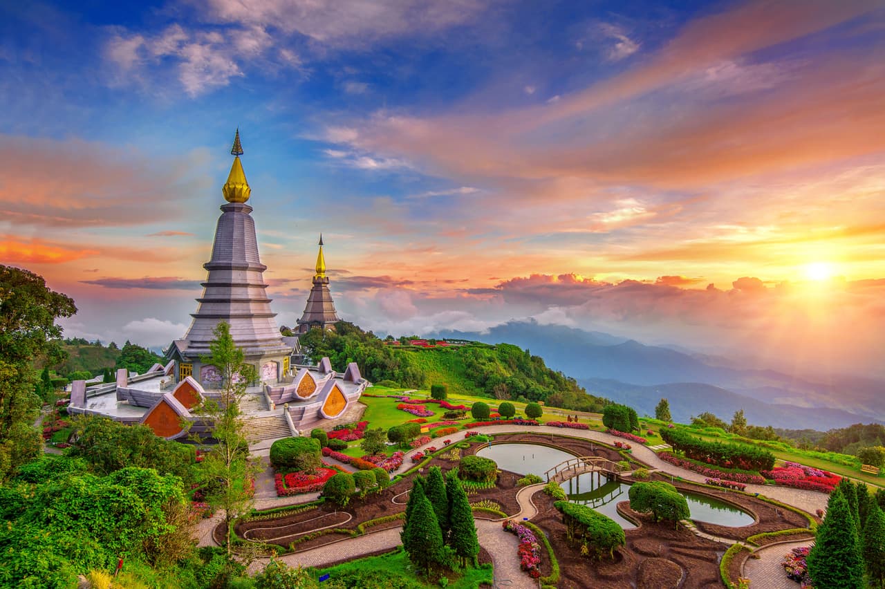 <h3 class="cms-H3-H3">1. Chiang Mai, Tailandia </h3>
<br>
<br>De acuerdo al sitio, existen más de 6,400 hashtags en Instagram referentes a ciclismo que tienen a Chiang Mai como protagonista. Una cifra menor a otras ciudadaes más grandes, pero con 161 imágenes por kilómetro cuadrado, la colocan a la cabeza del listado. 
<b>Sin dudas, su gran altitud y sus impresionantes carreteras de montaña la convierten en un destino inigualable</b>, aunque sus rutas por la ciudad en las que se pueden observar algunos de los impresionantes templos antiguos que permanecen en pie hasta el día de hoy.