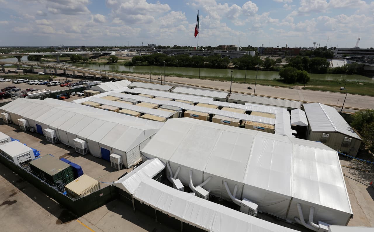 El complejo de carpas para las audiencias de inmigración en Laredo tiene 30,000 pies cuadrados (2,787 metros cuadrados). Esta ciudad colinda con la mexicana Nuevo Laredo, a unas 150 millas al sur de San Antonio. Estas oficinas temporales son parte de la política del gobierno de Donald Trump para agilizar el proceso legal de las solicitudes de asilo en EEUU.