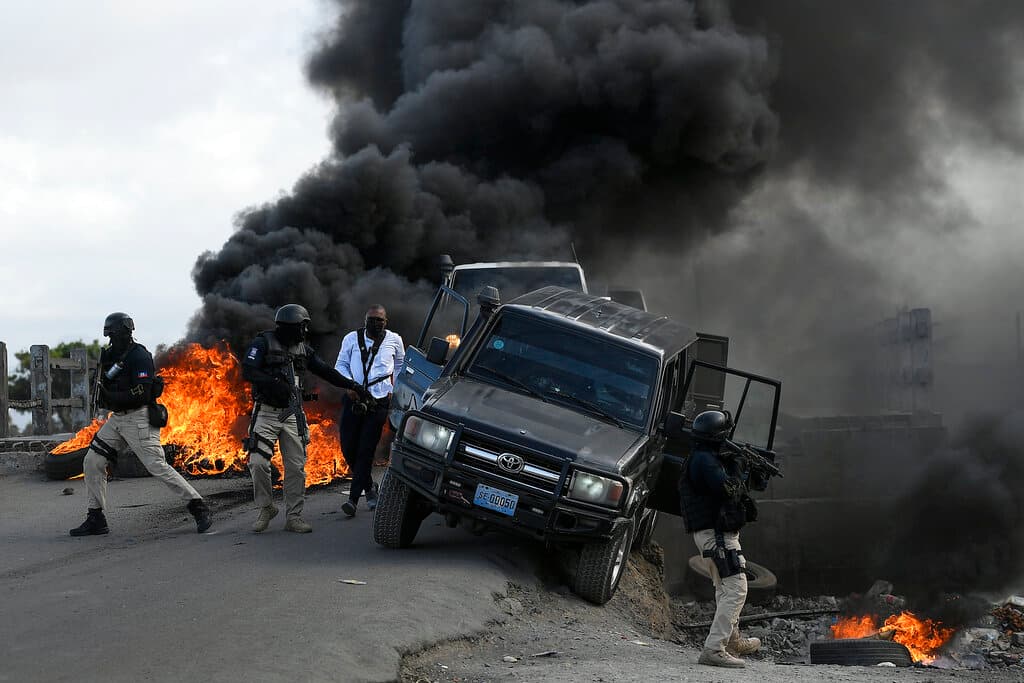 Cabo Haitiano, la segunda ciudad de 
<b><a href="https://www.univision.com/temas/haiti">Haití,</a> </b>despertó el jueves en calma pero luego se desataron enfrentamientos debido a la presencia en el lugar del director general de la policía nacional, Léon Charles. Las protestas se tornaron violentas hacia la tarde. Manifestantes quemaron rueda de autos, montaron barricadas y se enfrentaron a piedras con la policía.