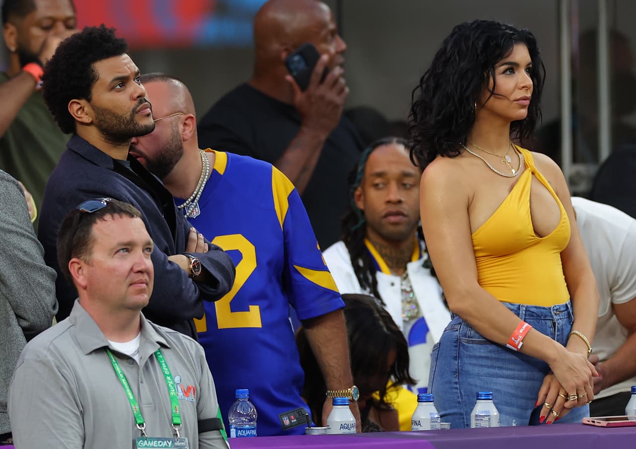 The Weeknd, quien el año pasado fue el encargado del criticado Show de Medio Tiempo, apareció entre el público de esta edición.