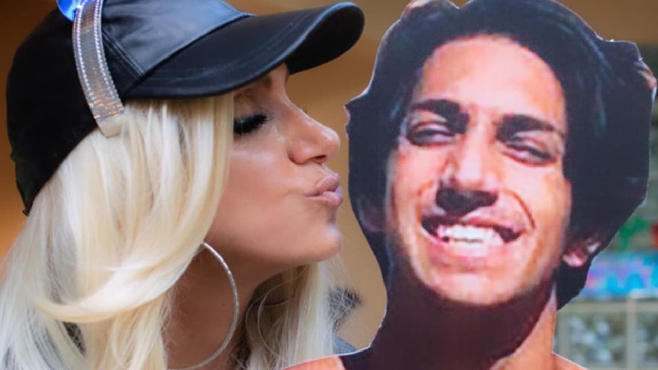 Lili Estefan festejó el cumpleaños 21 de su hijo Lorenzo con su doble de cartón y una fiesta anticipada