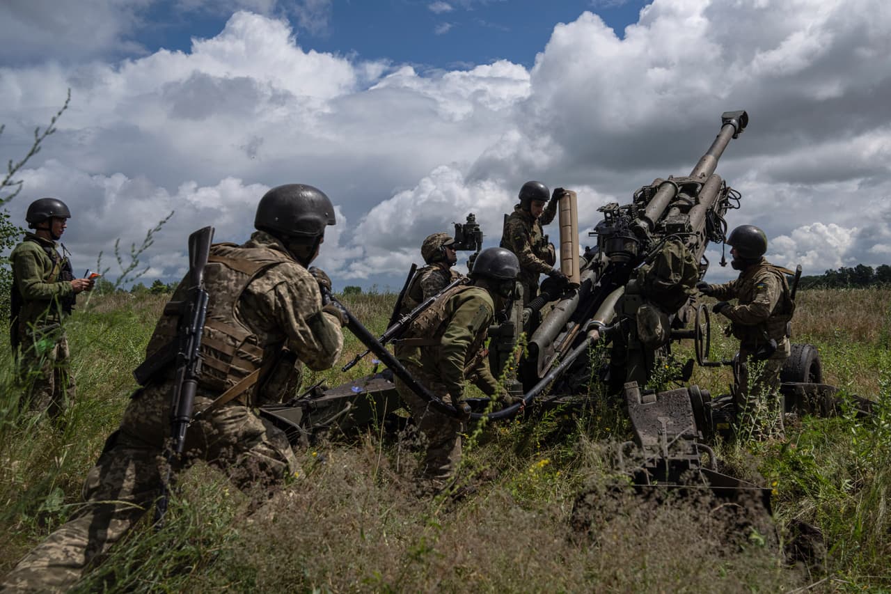 “ 
<a href="https://www.univision.com/noticias/mundo/ucrania-sigue-siendo-mas-astuta-que-la-maquinaria-de-guerra-rusa">Armas, armas, armas</a>, eso es lo que ha estado en nuestra agenda desde la primavera. Doy las gracias a los socios que han respondido a nuestra llamada porque los éxitos de Ucrania en el campo de batalla son compartidos”, dijo el ministro ucraniano de Exteriores, Dmytro Kuleba, al pedir a Occidente más apoyo.
<br>
<br>En la imagen un cañón M777 howitzer en la región de Járkov, un arma proporcionada por Estados Unidos que está siendo de gran ayuda en el avance ucraniano. También los lanzacohetes HIMARS, que han multiplicado la capacidad de infligir daño a los rusos.