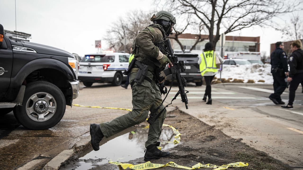 Una persona habría sido detenida por las autoridades como responsable del tiroteo en un supermercado de Boulder, en Colorado. De acuerdo con imágenes aéreas transmitidas, elementos de la policía sacaron de la tienda a un hombre sin camisa, con sangre en una de sus manos y esposado.