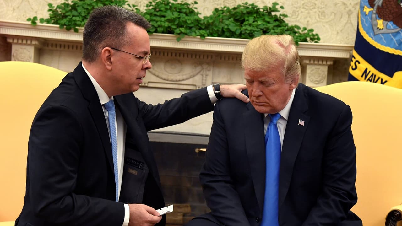 Pastor liberado en Turquía Andrew Brunson se reúne con Trump en la Casa Blanca y ora por él