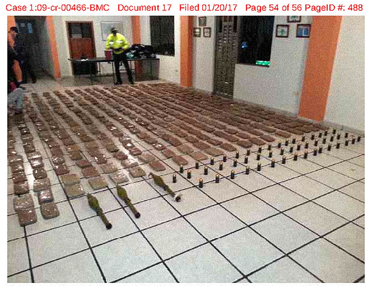<b>Evidencia 11:</b> Muestra de un decomiso de drogas y municiones en una avioneta, en Colombia.