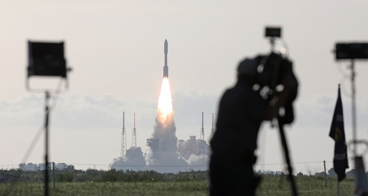 El despegue del cohete Atlas V con la sonda Mars 2020. La NASA se asoció con la Agencia Espacial Europea para traerla a la Tierra las muestras recolectadas por el vehículo aproximadamente en 2031.