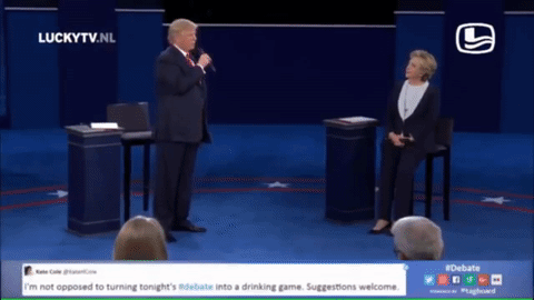 En ese segundo debate presidencial como los candidatos caminaban y se movían libremente sobre el escenario un meme se hizo famoso. Donald Trump le cantaba a Hillary Clinton, que lo miraba mientras parpadeaba, 
<b><a href="https://www.youtube.com/watch?v=f5mJE7zIPUY">'The Time of my life', un montaje perfecto que desataba carcajadas.</a></b>