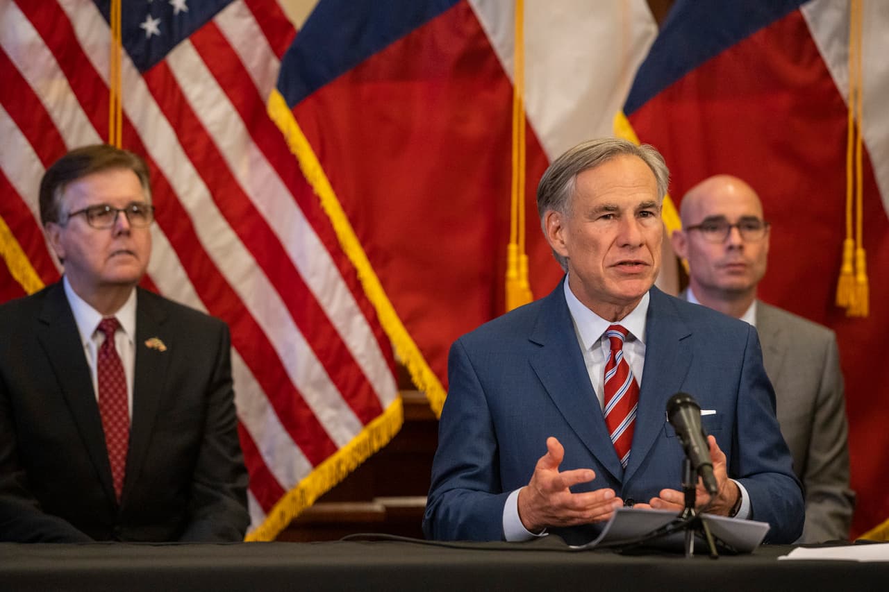 El gobernador Greg Abbott anunció la reapertura de más negocios el pasado viernes 18 de mayo de 2020 en Austin, Texas. El vicegobernador Dan Patrick incluso ha calificado la advertencia del uso de mascarillas en público 
<a href="https://www.univision.com/local/houston-kxln/elecciones-estados-unidos-2020/criticas-contra-lina-hidalgo-por-la-orden-de-tapabocas-obligatorio-en-el-condado-de-harris">como un gesto “autoritario”</a>, según dijo hace unas semanas.