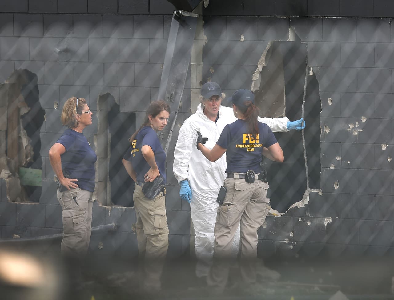 <b>La tragedia de Orlando se metió en la campaña.</b> 
<b><a href="http://www.univision.com/noticias/elecciones-2016/la-masacre-de-orlando-cambia-el-escenario-de-la-campana-electoral">La matanza de 50 personas</a></b> en un bar gay de Orlando, Florida, tocó varios temas sensibles de la política estadounidense: el terrorismo, control de armas y hasta inmigración, puntos sobre cuyo manejo Donald Trump y Hillary Clinton ofrecen visiones muy diferentes. La seguridad nacional es considerada por los republicanos como el flanco más débil de la exsecretaria Clinton, a pesar de su amplia experiencia en esos asuntos. 12 de junio de 2016.