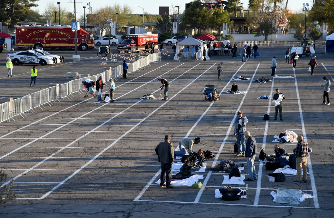 <b>Un estacionamiento para albergar indigentes, con distanciamiento social.</b> Las Vegas, Nevada, es una ciudad famosa por sus hoteles y casinos pero ahora están prácticamente vacíos. Allí las autoridades dispusieron el parking de un centro de eventos, en el que pintaron rectángulos en el suelo para indicar la distancia de seguridad, 
<a href="https://www.univision.com/noticias/salud/en-fotos-el-refugio-para-indigentes-en-las-vegas-que-causa-polemica-fotos">para albergar a las personas sin hogar</a>. 31 de marzo.