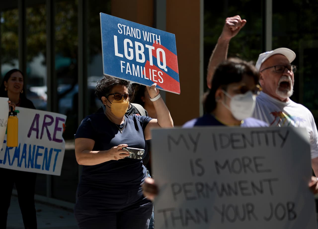 Se habían registrado 
<a href="https://www.univision.com/local/tampa-wvea/estudiantes-de-st-petersburg-protestan-contra-ley-no-digas-gay" target="_blank">protestas antes de su aprobación en St. Petesburg. </a>
<br>