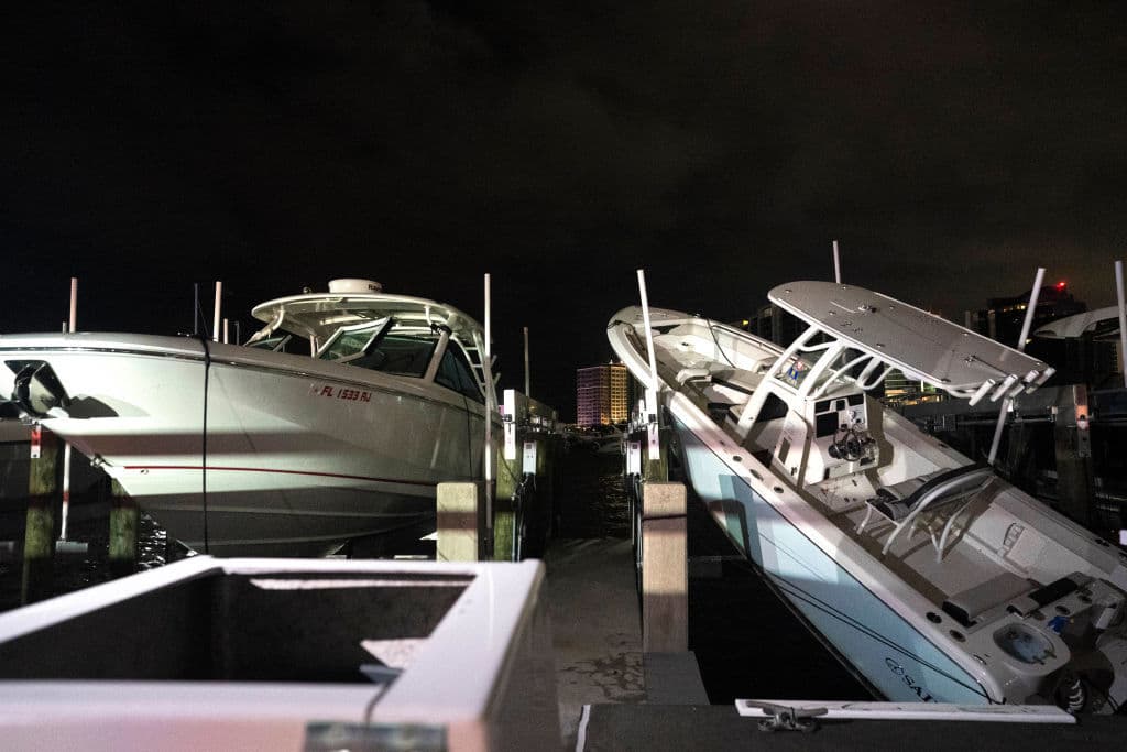 <h3 class="cms-H3-H3">Condado de Sarasota</h3>
<br>
<br>El condado de Sarasota, donde el huracán 
<b><a href="https://www.univision.com/local/miami-wltv/las-imagenes-tras-el-impacto-del-huracan-milton-en-florida-video" target="_blank">Milton tocó tierra el miércoles a las 8:30 de la noche cerca del Cayo de Siesta</a></b> , también amaneció con inundaciones y daños en el tendido eléctrico que dejaron al 75 por ciento de los hogares sin energía.
<br>