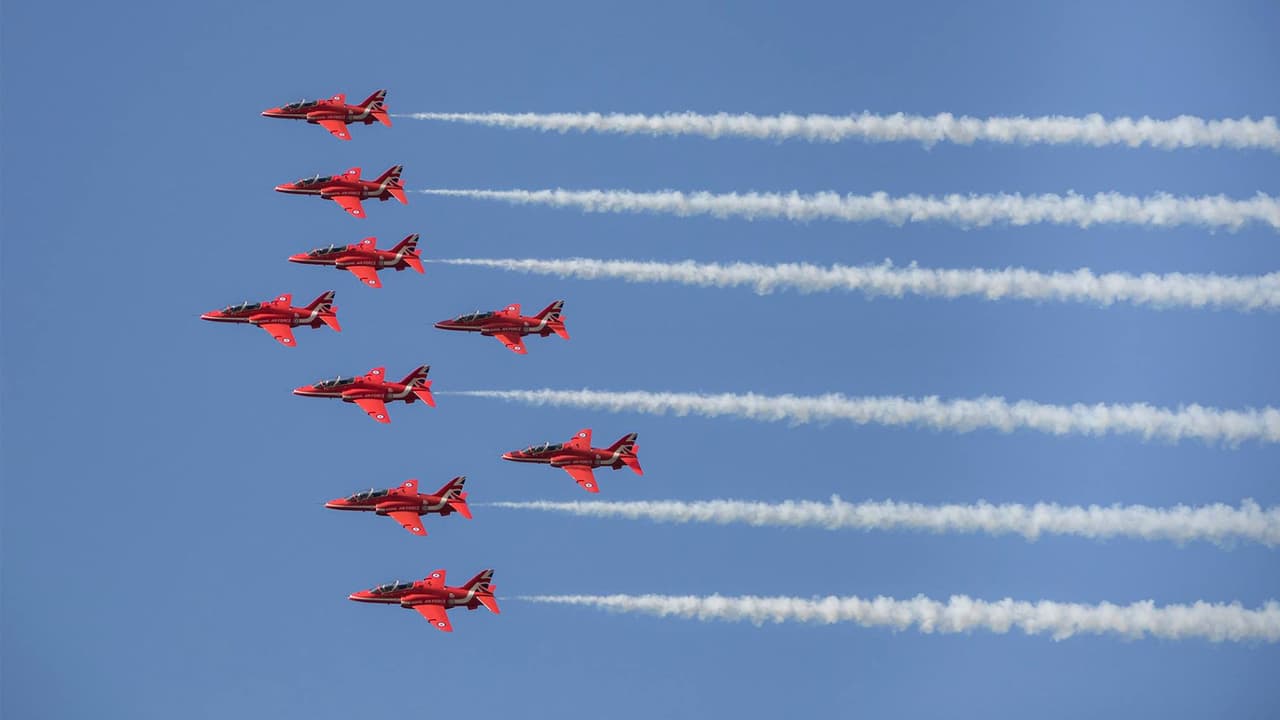 <b>¿Cómo llegar al Chicago Air and Water Show?</b>
<br> La ciudad recomienda usar el transporte público y llegar temprano para llegar al espectáculo ya que algunas vías estarán cerradas, Si viaja en coche podrá recoger y dejar a las personas en la entrada de North Avenue en direción norte de Dusable Lake Shore Drive. Aunque el uso de la vía se limitará para la gestión de emergencias.
<br> 
<br> 
<b>En transporte público</b>
<br> Las estaciones más cercanas de la línea Roja de la CTA son Chicago/State o Clark/Division. En la línea Café, la más cercana es Sedgwick.
<br> 
<br>En autobús puede usar las rutas 72 North Avenue y 151 Sheridan. Los autobuses de las líneas 145 Wilson/Michigan Express, 146 Inner Drive/Michigan Express y 147 Outer Drive también tienen paradas cerca de las actividades. También puede tomar los autobuses 22 Clark o 36 Broadway hasta North y Clark, a poca distancia de la playa de North Avenue.