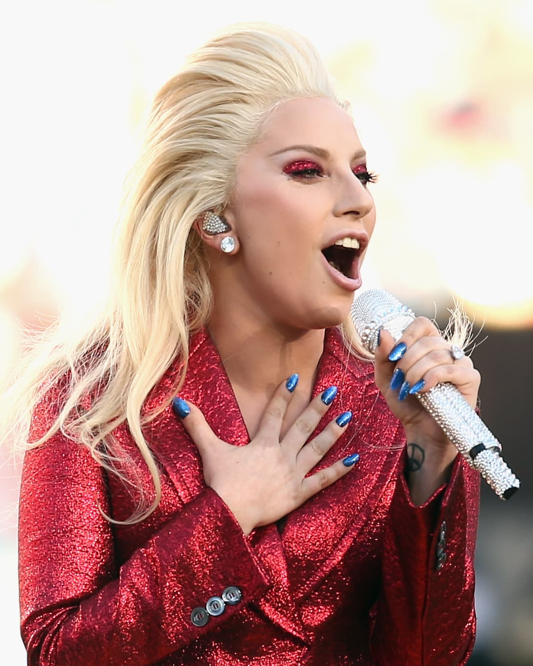 Lady Gaga no se olvida de sus "little monsters" y aportó 2,000,000 de dólares de su propia bolsa en donaciones para la Cruz Roja y otras asociaciones civiles.