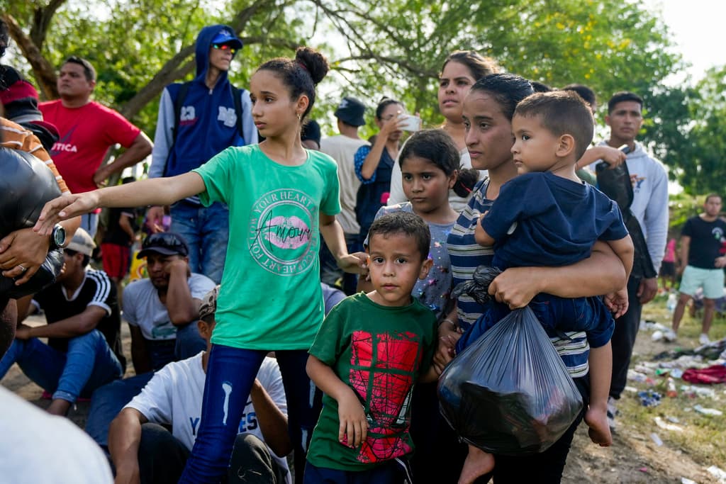 En Ciudad Juárez, México, los migrantes siguieron llegando esta semana en pequeños grupos por tren o autobús, y partían a diario para entregarse a las autoridades estadounidenses. Como parte de la respuesta para resolver esta incertidumbre en la frontera, el gobierno federal anunció hace una semana 
<a href="https://www.univision.com/noticias/inmigracion/titulo-42-mexico-seguira-aceptando-migrantes-deportados-eeuu-frontera">un acuerdo con México </a>para poder deportar al país vecino a inmigrantes que ingresen de manera ilegal.