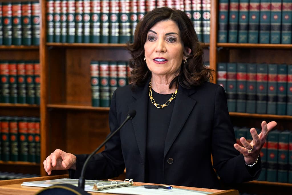 La gobernadora de Nueva York respalda la suspensión del "derecho a la vivienda" que impulsa el alcalde Adams