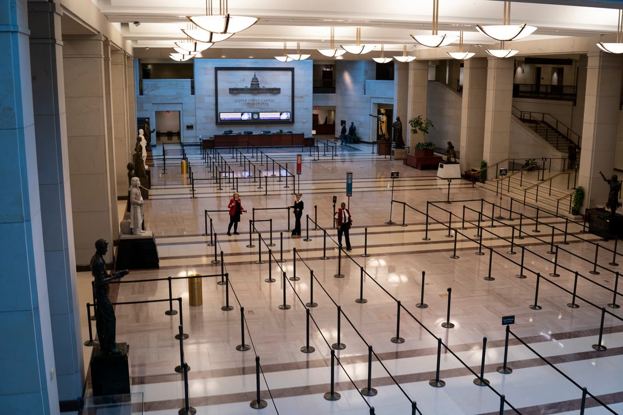 Las visitas turísticas al Capitolio también fueron suspendidas hasta nuevo aviso luego de que un empleado dio positivo en coronavirus a mediados de esta semana.