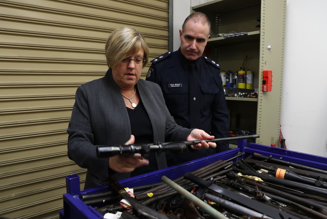 Así fue que resolvieron prohibir todas las armas semiautomáticas y los rifles capaces de matar a muchas personas en un corto periodo de tiempo. También establecieron duras restricciones para comprar armas de menor calibre.