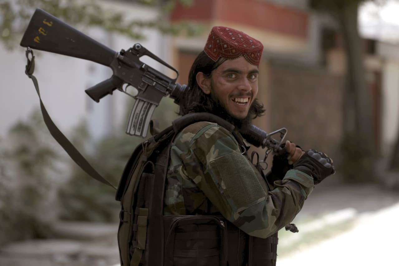 Un joven combatiente talibán patrulla en Wazir Akbar Khan, en la ciudad de Kabul, el 18 de agosto. Los talibanes declararon una "amnistía" en todo Afganistán e instaron a las mujeres a unirse a su gobierno, tratando de convencer a una población cautelosa de que han cambiado.