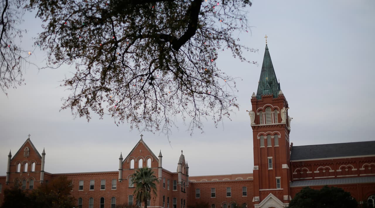 <b>Número 9: (Empate): </b>University of the Incarnate Word, Texas
<br>
<br>
<b>Cantidad total de estudiantes de pregrado: </b>6,445
<br>
<br>
<b>Porcentaje que son hispanos</b>: 59.8%
<br>
<br>
<b>Ranking en la categoría de universidades regionales del oeste (West): </b>63 (empate)
<br>
<br>
<b>Precio matrícula: </b>$28,898
<br>
<br>University of the Incarnate Word, ubicada en San Antonio, es la universidad católica más grande de Texas y la cuarta universidad privada más grande del estado. 
<br>