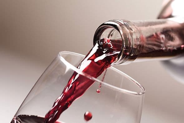 Por qué una sola bebida alcohólica al día puede elevar la presión arterial