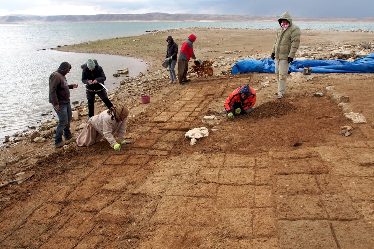 Los arqueólogos se apresuraron a excavar y documentar el hallazgo, al menos en lo posible, antes de que volviera desaparecer bajo las aguas, algo que no se sabía cuándo sucedería. A toda prisa, consiguieron financiación de la Fundación Fritz Thyssen, a través de la Universidad de Freiburg.