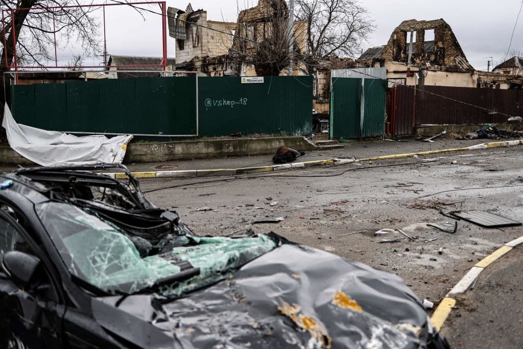 "Podría tratarse de civiles muertos por un bombardeo o podrían haberles disparados los soldados rusos. Los agentes de la ley van a analizarlo", dijo un oficial ucraniano a un periodista de la AFP.
