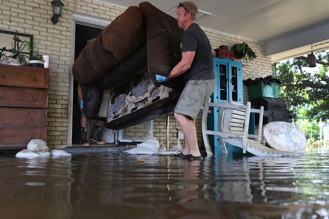 <b>Mantente seguro limpiando</b>: Querrás vestir botas de goma, guantes de goma y gafas para evitar lastimarte con cualquier objeto cortante, como el vidrio o el metal, en las aguas de la inundación. Debido a que el agua puede estar sucia, cualquier lesión podría llevar a cabo una infección.
<br>