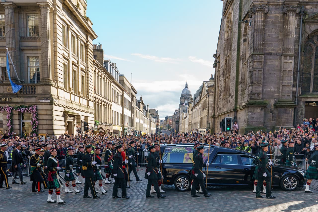 El cuerpo de la reina descansará durante 24 horas en la Catedral de Edimburgo antes de ser trasladado por vía aérea a Londres. En esas 24 horas, la gente podrá darle el último adiós.
<br>