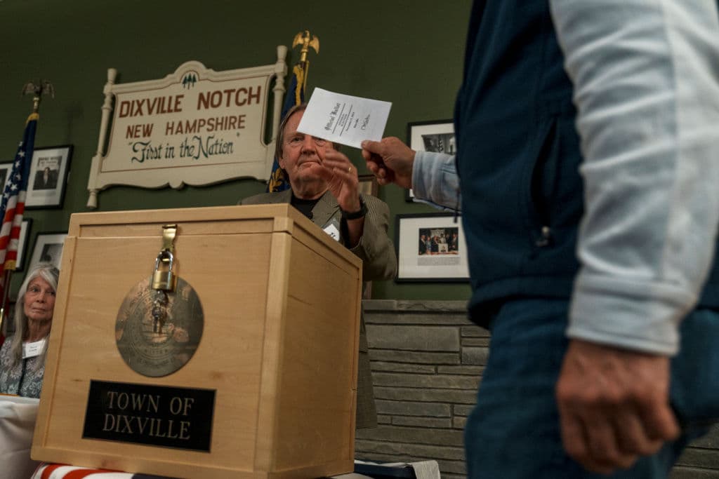 Uno de los vecinos emite su voto a medianoche en Disville Notch, New Hampshire.