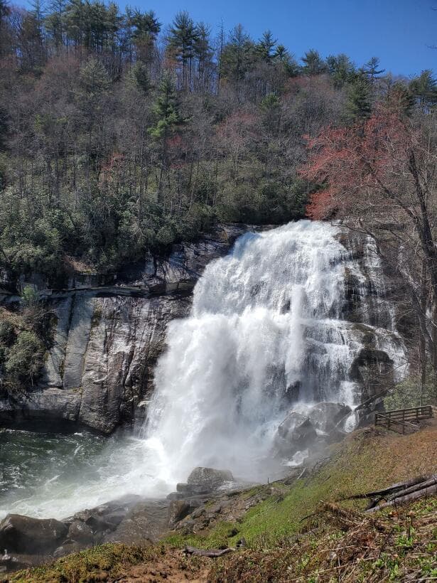 Rainbow Falls es una de las cascadas más espectaculares de las montañas Blue Ridge en Carolina del Norte.