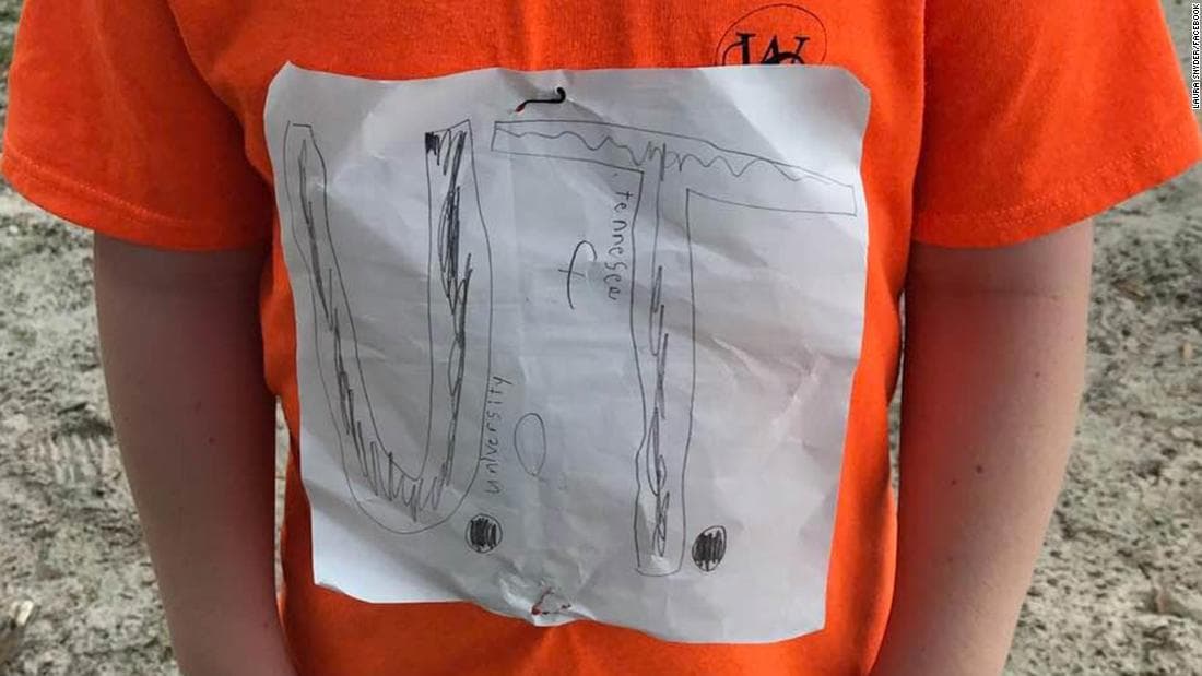 Como el alumno no tenía una camisa oficial de su universidad favorita, decidió hacer la suya con lápiz y papel y así celebrar el 'día de los colores universitarios'.