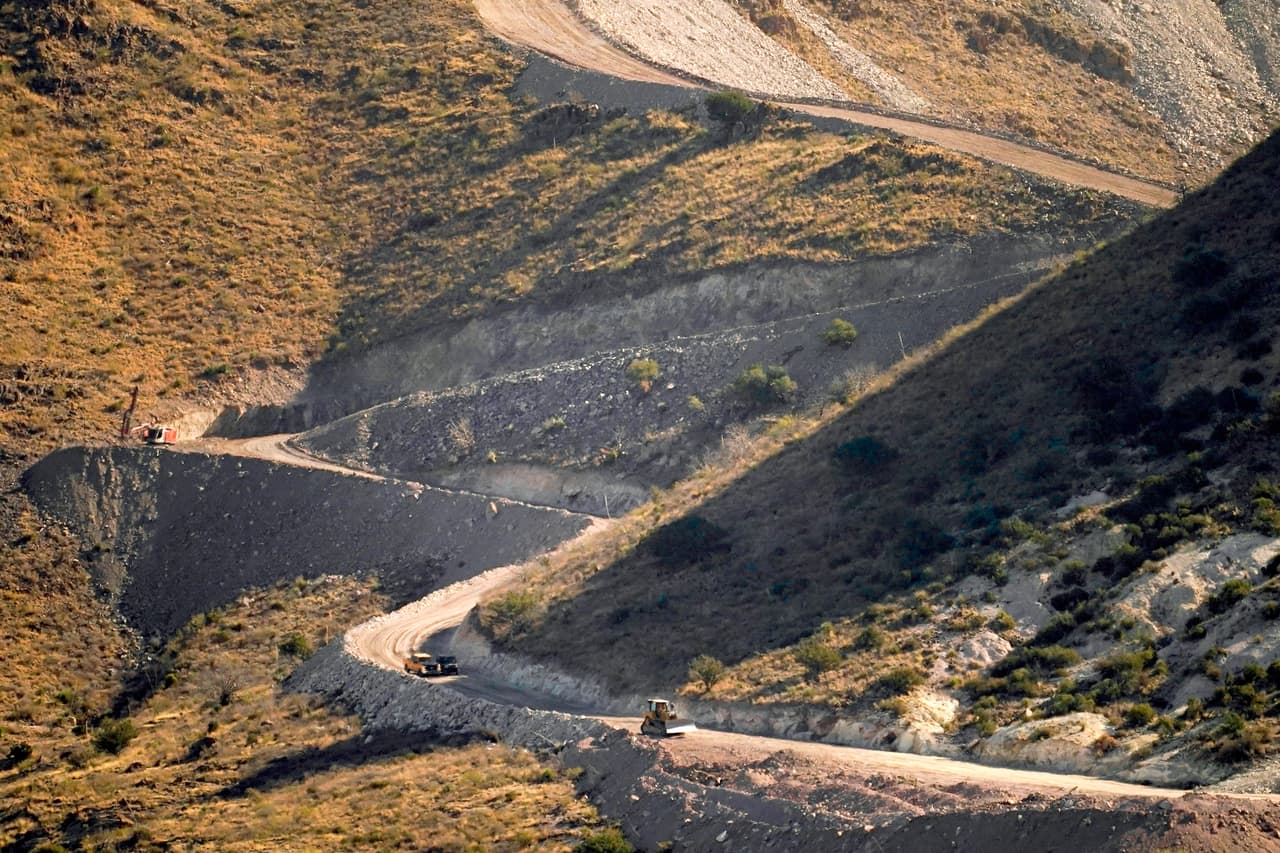 Un camino despejado con explosivos para la construcción de la valla fronteriza en el Cañón de Guadalupe, Arizona. "
<a href="https://www.npr.org/2020/12/11/945194147/contractors-dynamite-mountains-bulldoze-desert-in-race-to-build-trumps-border-wa"><u>No hay duda de que están acelerando el ritmo de construcción</u></a>", dijo a NPR el ecologista Ron Pulliam, que ha estado monitoreando el progreso del muro en ese estado.