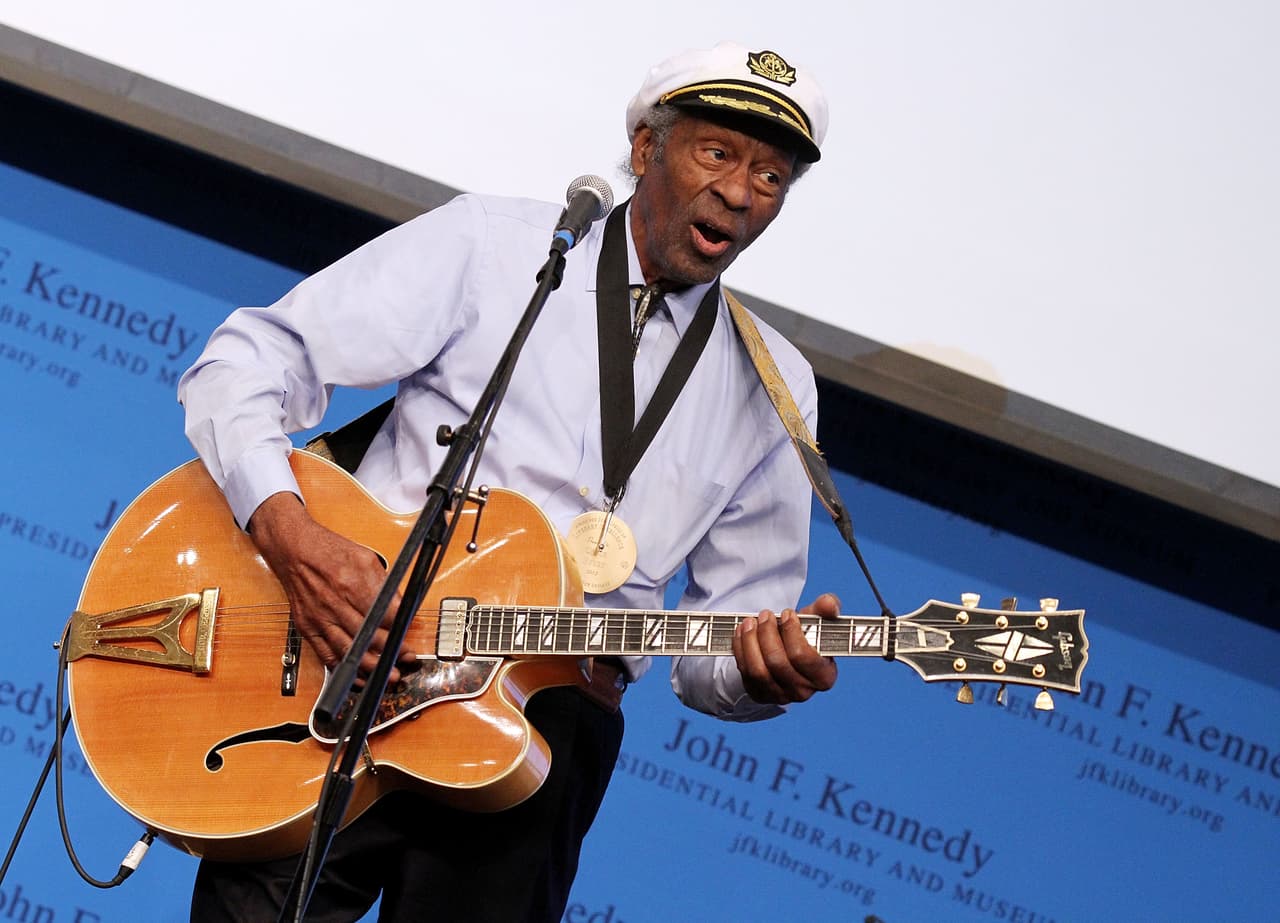 <b>Chuck Berry</b>, músico legendario que ayudara a definir el rock & roll,
<b><a href="http://www.univision.com/musica/murio-chuck-berry-leyenda-del-rock-n-roll-a-los-90-anos"> falleció el sábado 18 de marzo</a></b> a los
<b> </b>90 años.