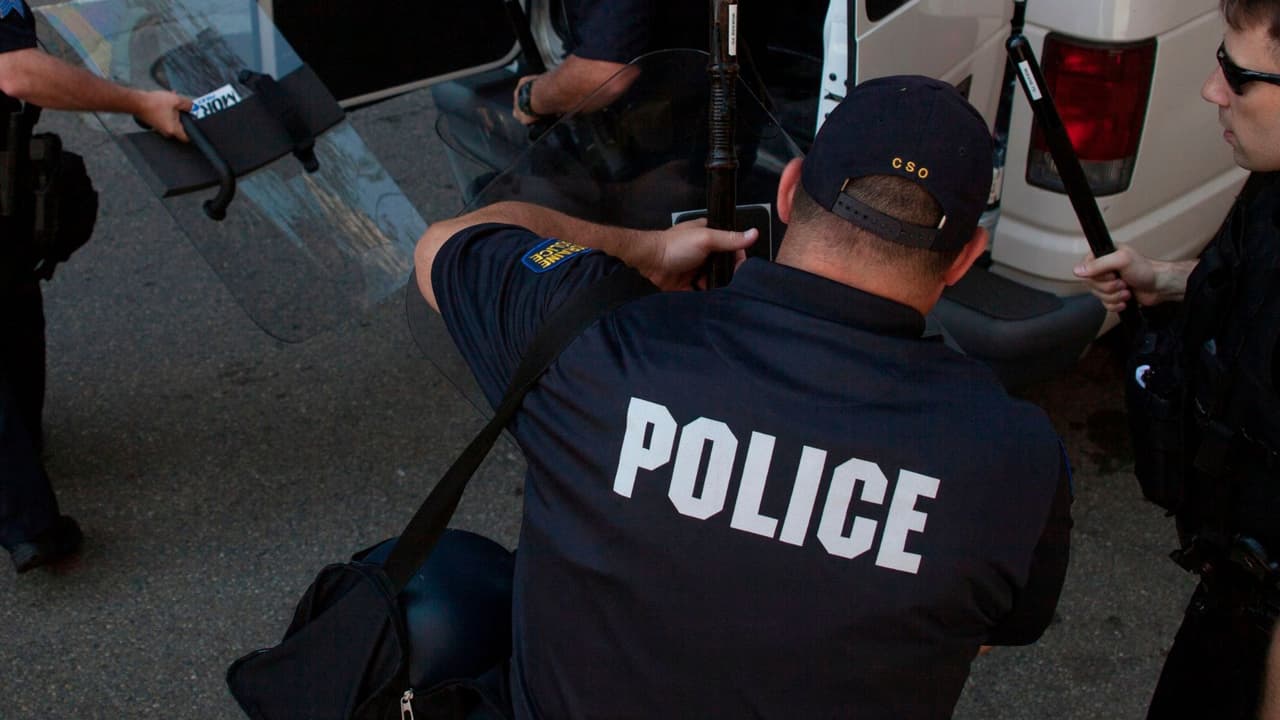 Protestas contra ICE en Cincinnati: oficial golpea varias veces a manifestante tras lanzarlo al suelo