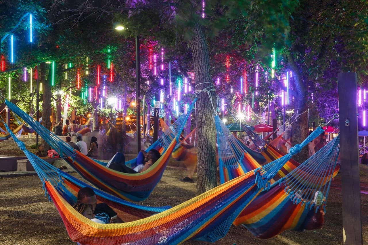 <b>Spruce Street Harbor Park:</b> Ubicado frente al río Delaware, Spruce Street Harbor Park crea el mejor lugar de reunión sin ningún costo, donde los residentes y visitantes pueden descansar junto al río en coloridas hamacas y sillas.