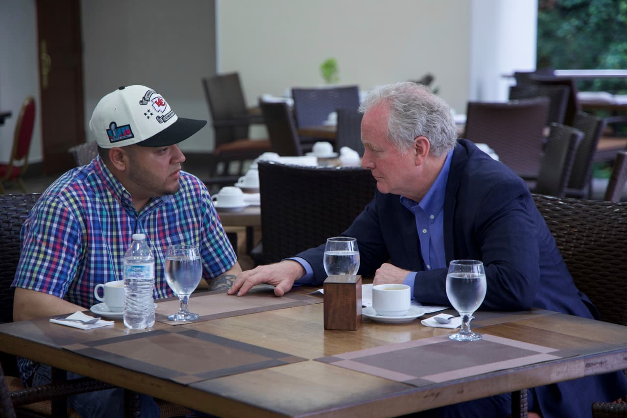 <b><a href="https://www.univision.com/local/washington-dc-wfdc/senador-chris-van-hollen-se-reune-el-salvador-kilmar-abrego-garcia" target="_blank">Van Hollen se reunió con Abrego</a></b>, quien fue sacado del Cecot y trasladado a una prisión de menor seguridad. Se cercioró que se encontrara bien de salud y le dijo que no descansarían hasta que regresara a Maryland con su familia. El gobierno de El Salvador mostró las fotos, pero el senador denunció que estaban alteradas, simulando que tomaban margaritas.