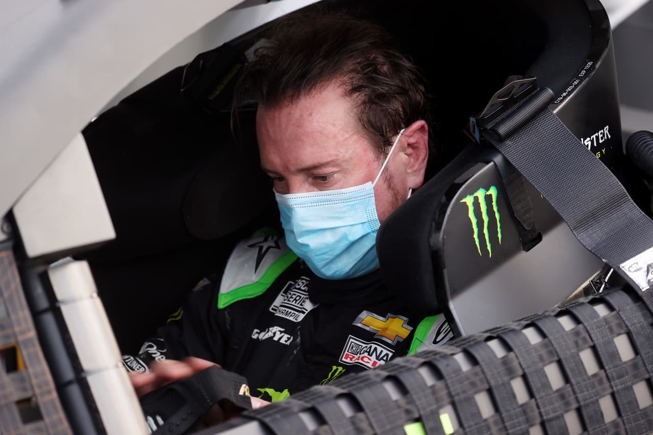 El piloto Kurt Busch durante la reapertura de la temporada de Nascar, en Darlington, Carolina del Sur, el 17 de mayo. Con las gradas totalmente vacías y con los pilotos utilizando algún tipo de mascarilla para protegerse del coronavirus, se reanudó la temporada de carreras de Nascar. Este es el primer espectáculo deportivo profesional en reabrir durante la pandemia. 
<a href="https://www.univision.com/noticias/salud/mapa-actualizado-del-coronavirus-cifras-de-casos-confirmados-y-fallecidos"><u>Vea aquí nuestro mapa actualizado del coronavirus: cifras de casos confirmados y fallecidos</u></a>