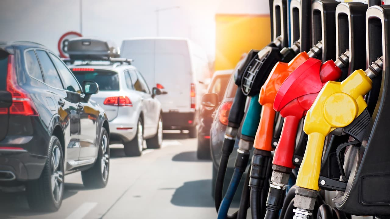 Los precios de la gasolina siguen al alza en Estados Unidos. A nivel nacional, el costo por el galón de gasolina incrementó el último mes veintiún centavos para alcanzar los $3.54.
<br>
<br>Este es el precio más alto desde el año 2014 y se debe principalmente al clima invernal tempestuoso y a las tensiones geopolíticas que han impulsado el precio del petróleo. Actualmente, el crudo se coloca a más de 100 dólares por barril, casi 40 dólares más que en agosto.
<br>
<br>A continuación te presentamos 
<a href="https://www.univision.com/temas/consejos-autos" target="_blank">una serie de consejos</a> que te ayudarán a minimizar el consumo de combustible, además de varios trucos sencillos, pero no tan comunes, de cómo ahorrar dinero con tu carro o camioneta.