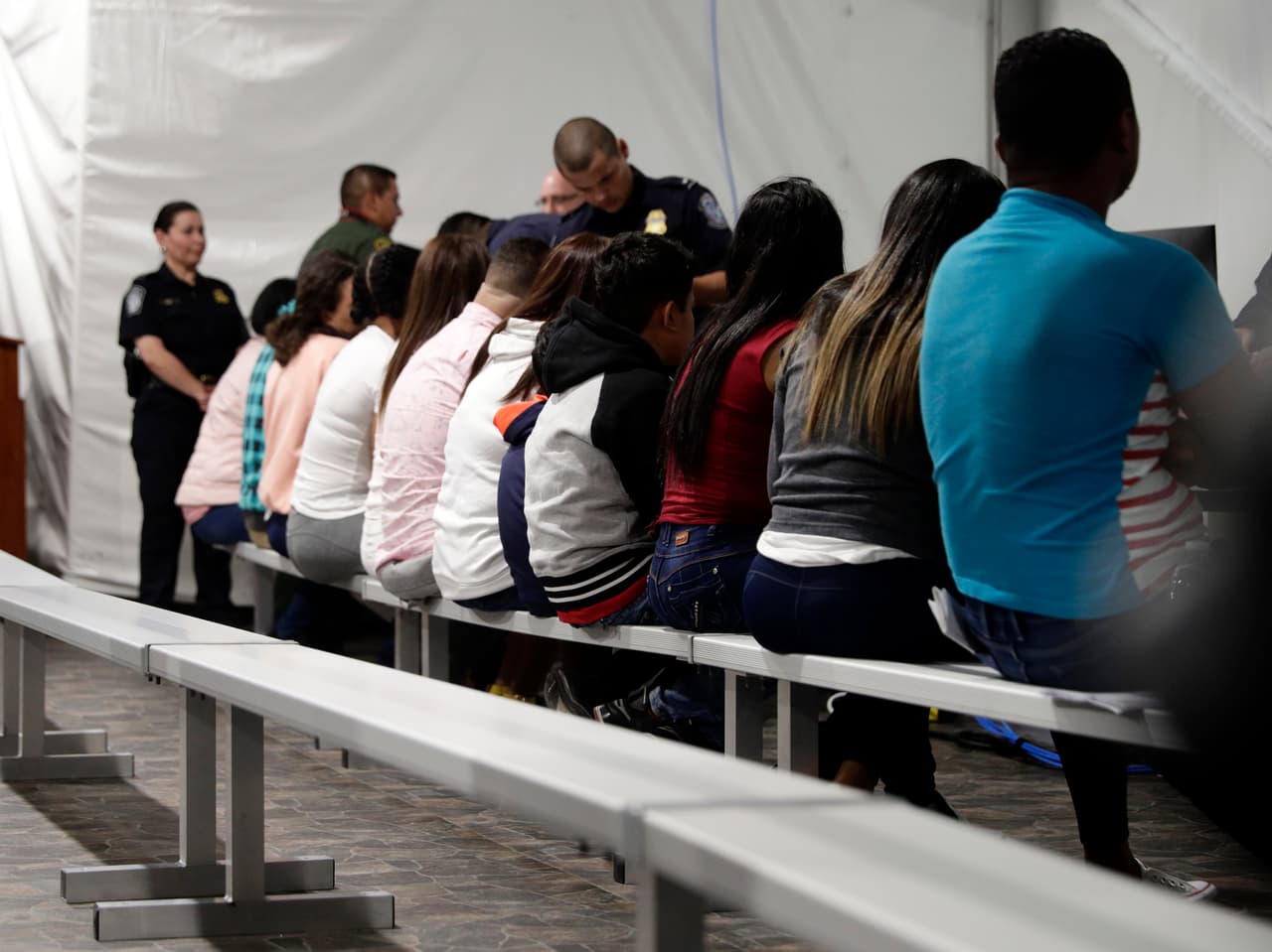 La atención de los solicitantes de asilo en estas carpas permite que un juez de inmigración determine los méritos de las peticiones con los solicitantes presentes, lo que acelera el proceso. Según las organizaciones que ayudan a los migrantes, los solicitantes de asilo que esperan en México tienen más complicaciones para encontrar ayuda legal y asesoría para el manejo de sus casos del otro lado de la frontera.