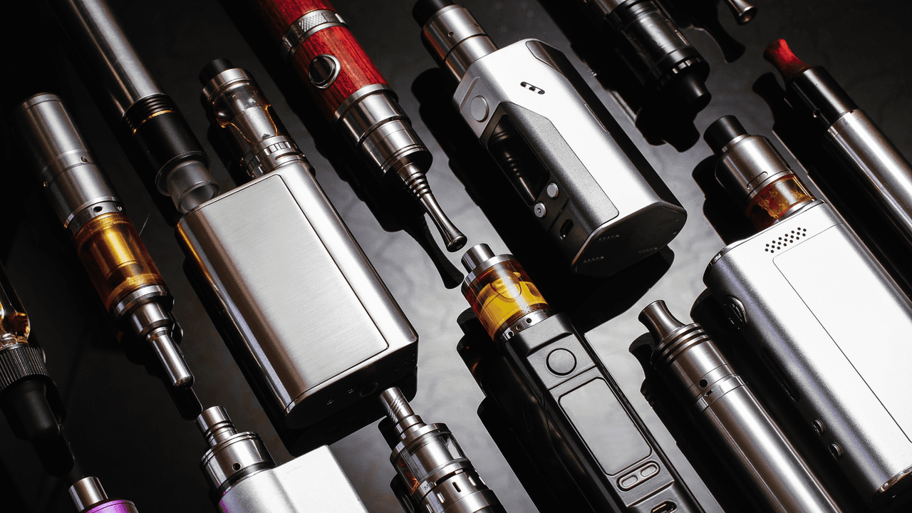 <h2 class="cms-H2-H2"><b>Ley HB 4758</b></h2>
<br>La ley HB 4758 
<b>criminaliza hacer publicidad de cigarrillos electrónicos, incluidos los llamados “vapeadores”, para menores de edad en Texas. </b>
<br>
<br>El texto de la ley dice que será un delito menor de clase B si alguien vende o hace publicidad de productos para los cigarros electrónicos que tengan una caricatura en su contenedor; contiene algún logotipo que usualmente se anuncia para menores; tiene imágenes de celebridades o si incluye alguna imagen que tenga dulces o algún producto de comida.