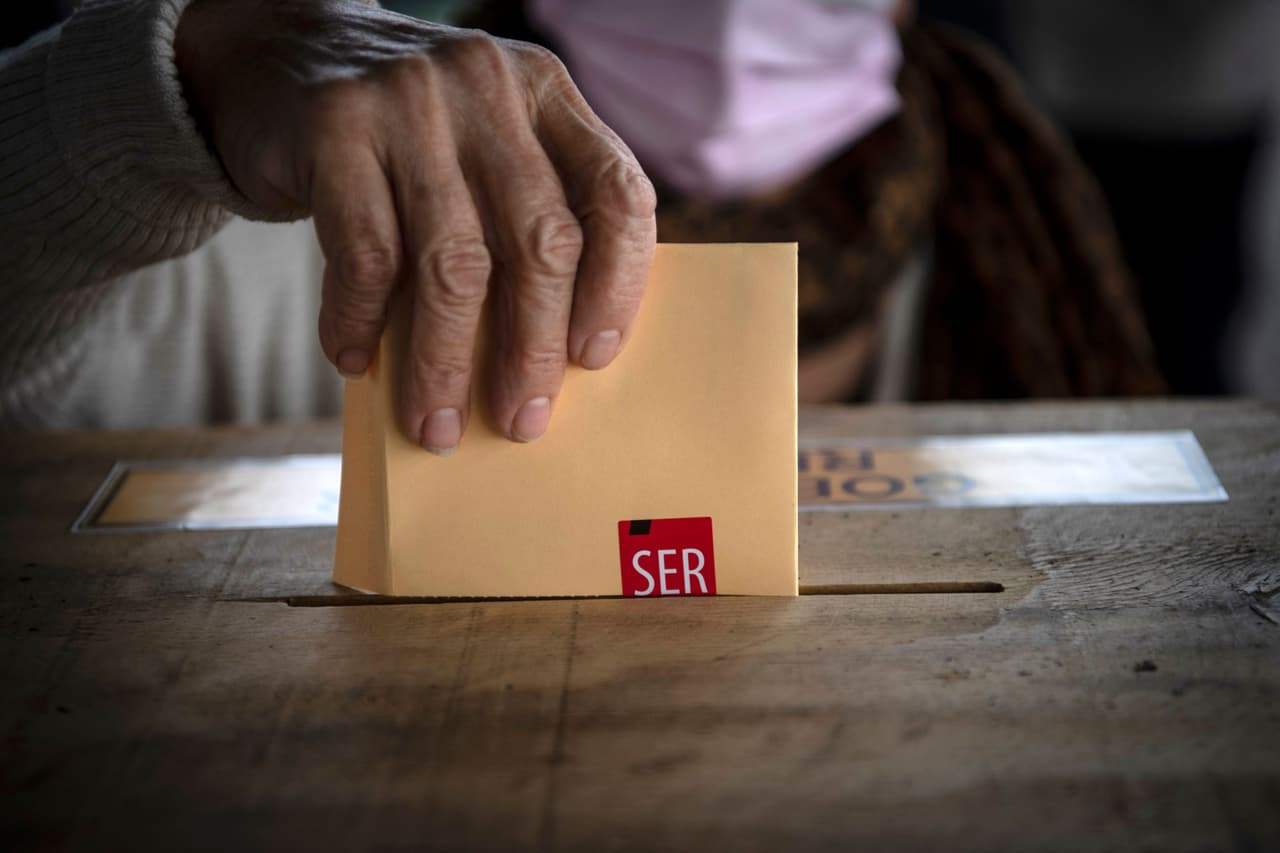 <h2 class="cms-H2-H2">6. Tres países latinoamericanos celebran elecciones y dos más tendrán referéndums</h2>
<br>
<br>En la agenda electoral de América Latina para el próximo año destacan tres comicios presidenciales (Argentina, Paraguay y Guatemala) y dos referendos constitucionales (Chile y Ecuador).
<br>
<br>Estas citas pondrán a prueba la estabilidad política de una región en la que la sociedad presiona para hacer realidad demandas tradicionales (salud, educación, seguridad, pensiones) y emergentes (lucha contra la violencia machista, derechos sexuales y reproductivos, cuidado del medioambiente).
<br>