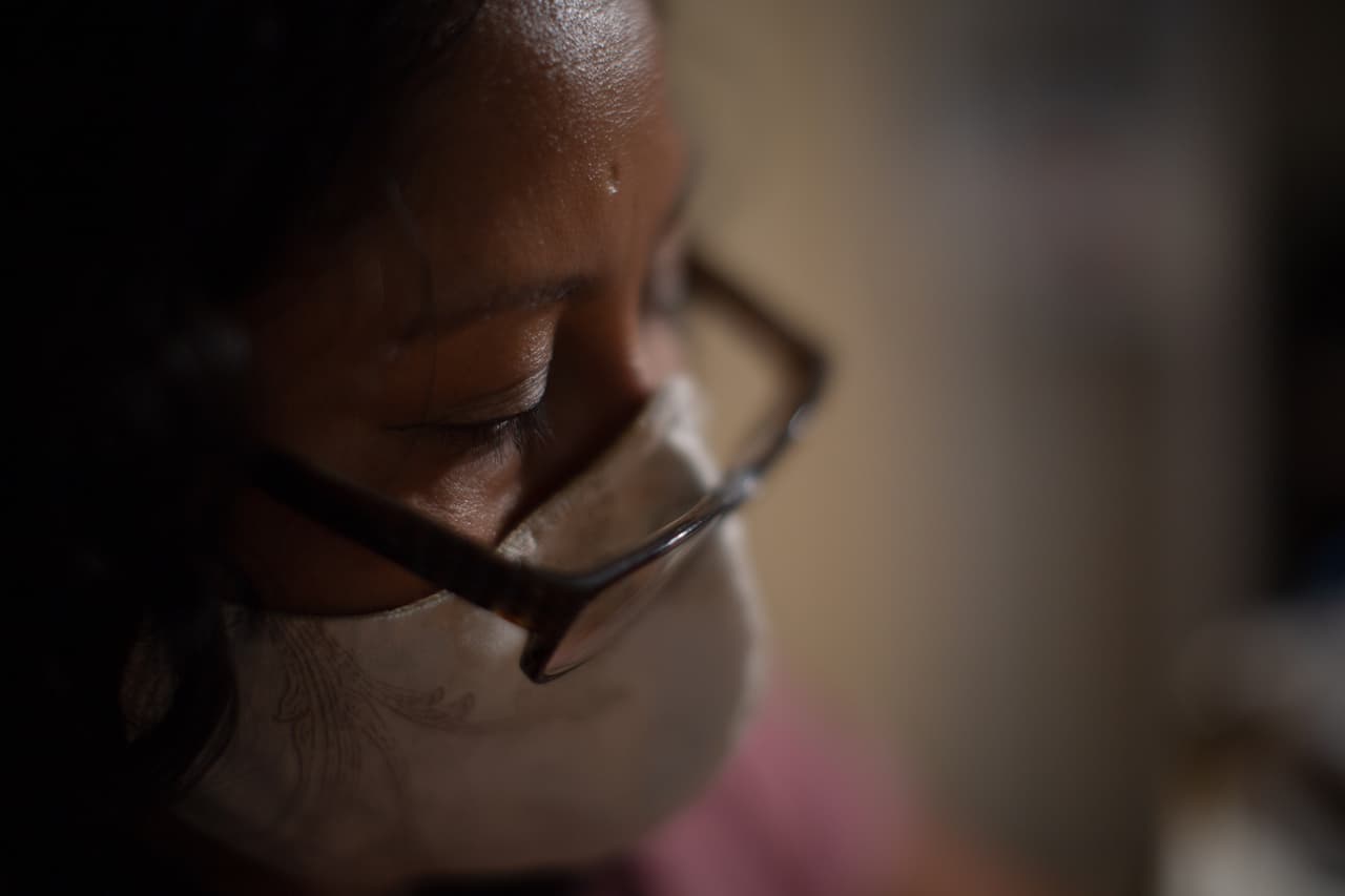 <b>"Nos sentimos defraudados" -</b> Blanca Marín también fue otra de las trabajadoras que perdió su trabajo en un vivero de Homestead. Pero esta guatemalteca que lleva cinco años en Estados Unidos no se amilanó y comenzó a coser mascarillas, lo que ahora se ha convertido en una microempresa que le ayuda a sufragar los gastos de su casa. Triste por no recibir la ayuda federal por la crisis a pesar de que paga impuestos con un número de identificación personal conocido como ITIN, contó que "tenía una máquina que me regaló una amiga. Entonces la tenía ahí empolvada, digo 'yo voy a hacer mascarillas, necesito un molde'. Saco un molde del internet, lo recortamos y empiezo con la tela que yo tenía ahí guardada...".