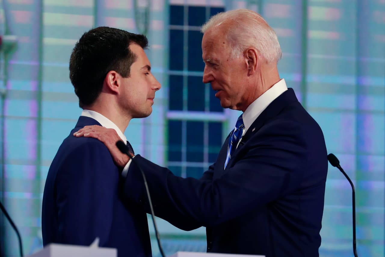 <b>Pete Buttigieg:</b> "Nuestro objetivo siempre ha sido ayudar a unificar a los estadounidenses para vencer a Donald Trump”, dijo el exalcalde de Fort Bend, Indiana, el 1 de marzo. 
<a href="https://www.univision.com/noticias/elecciones-en-eeuu-2020/klobuchar-y-buttigieg-dejan-las-primarias-democratas-y-le-regalan-un-superlunes-a-biden">Dos días después anunció que daría su apoyó a Joe Biden</a>, quien reaccionó diciendo que Buttigieg es “alguien que tiene una gran valentía moral tan grande como física. Bienvenido al equipo".