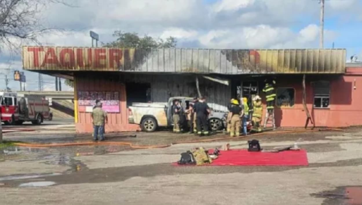 Restaurante mexicano se incendia cuando camión con fuga de gasolina entra al autoservicio