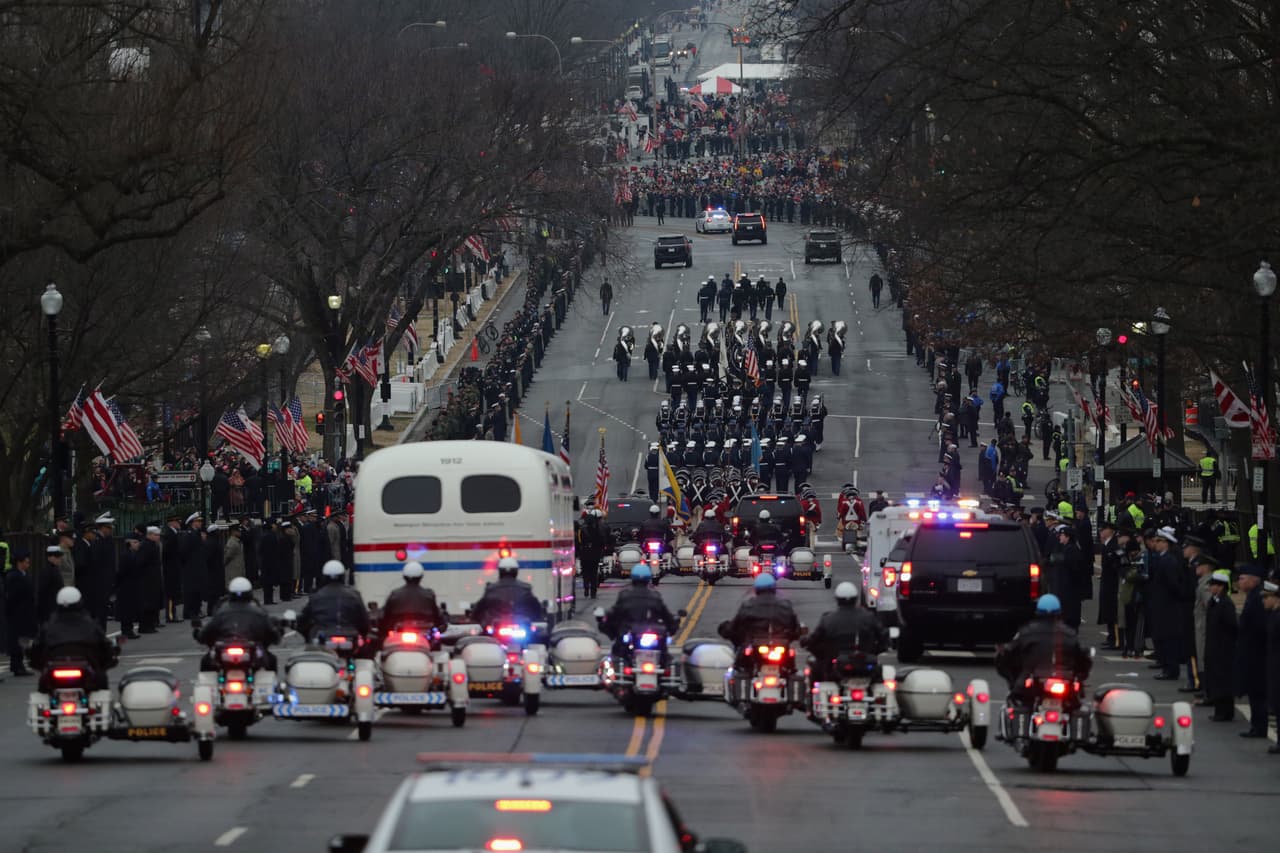 La comitiva presidencial se desplaza camino a la Casa Blanca.
