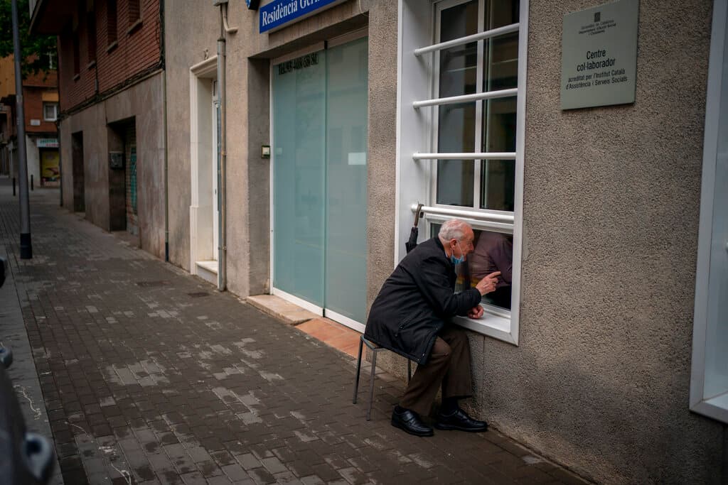 Desde hace más de un año, los asilos de toda 
<a href="https://www.univision.com/temas/espana">España</a> permanecen cerrados a causa de la pandemia de 
<a href="https://www.univision.com/temas/coronavirus">covid-19</a>. Algunos de sus habitantes no han podido recibir la visita de sus seres queridos en persona, ese es el caso de Carmen Panzano, de 92 años, quien padece de Alzheimer. Sin embargo, Javier Anto, de 90 años y su esposo por 65 años, 
<b>ha encontrado la forma de estar en contacto con ella</b>.