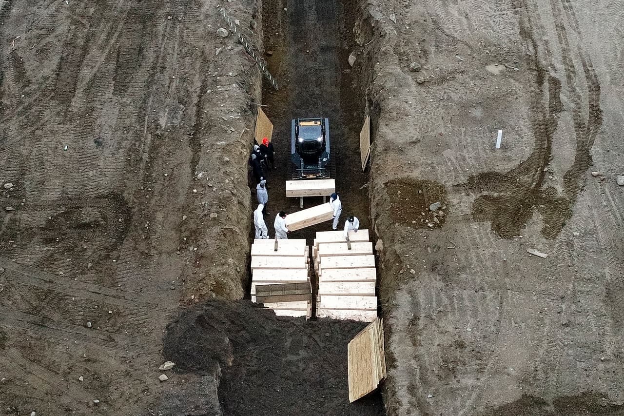 <b>Fosas comunes para víctimas del covid-19 en Nueva York (9 de abril).</b> Hart Island, un islote ubicado al noroeste de El Bronx, 
<a href="https://www.univision.com/noticias/salud/abren-fosas-comunes-en-una-isla-de-nueva-york-tras-el-aumento-de-victimas-del-coronavirus">ha servido de cementerio para cuerpos no reclamados y no identificados desde 1869</a>.