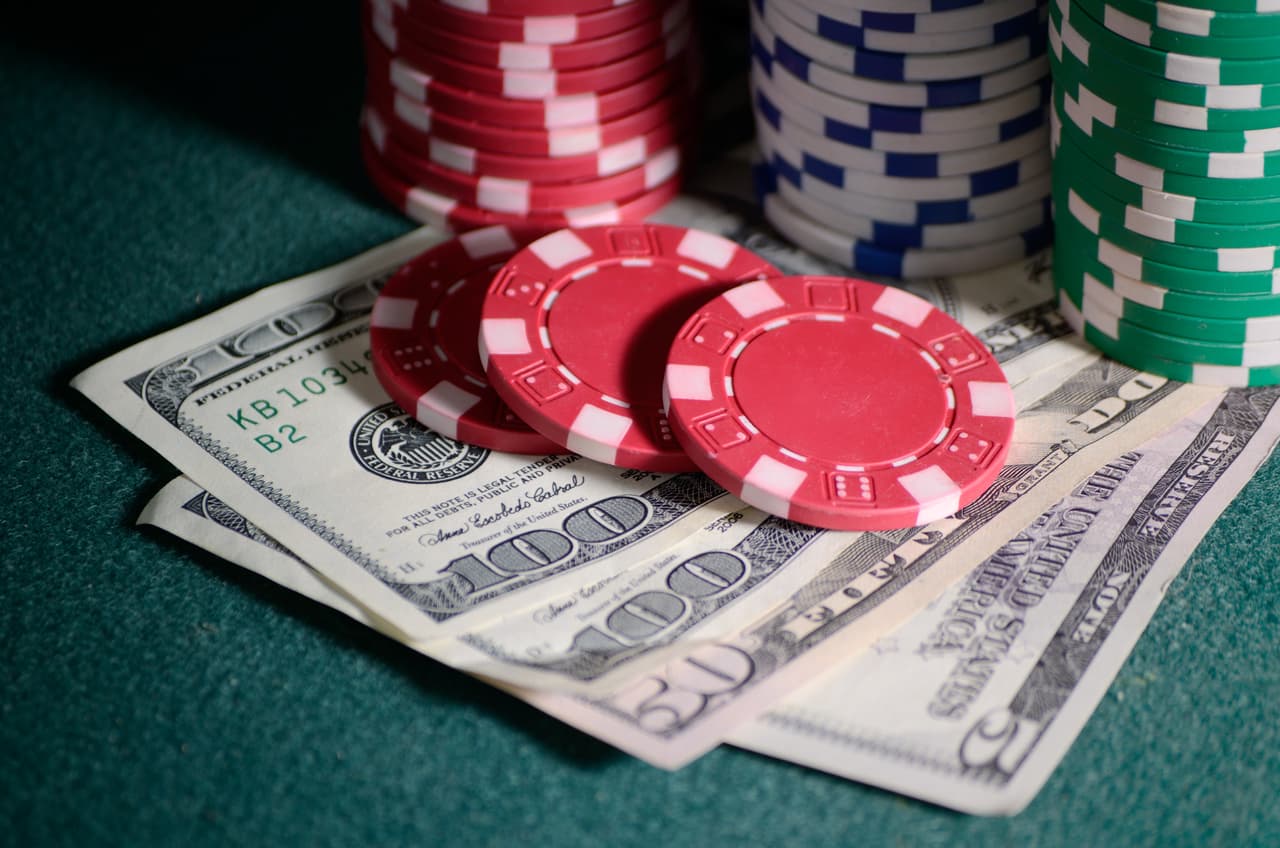 <b>Puesto 11: cajeros y otros empleados de casinos.</b> Casi el 19% de los que trabajan en este campo cambiarán de empleo trabajo o dejarán la fuerza laboral por completo cada año hasta el 2028. Sin embargo, se calcula que el número total de estadounidenses en este ramo se mantendrá casi sin cambios durante los próximos 10 años, un dato que podría cambiar después de la pandemia.