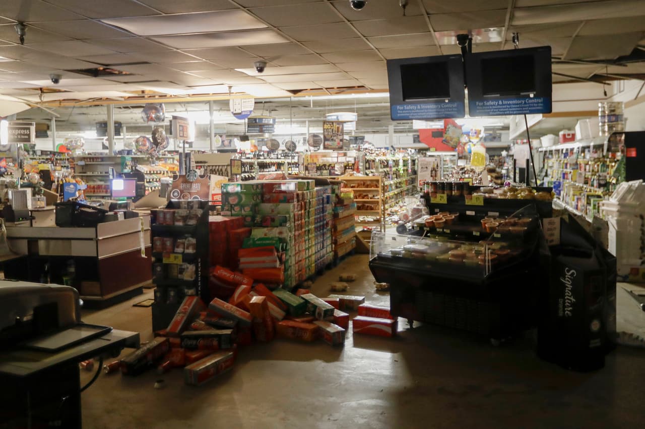 La población esperaba réplicas por el sismo de 6.4 reportado el día jueves en la región que fue seguido por más de 1400 réplicas. Sin embargo, tras una fuerte réplica de 5.4 reportada el viernes a las 4 am, esperaban que la intensidad de sismos posteriores bajara, pero aproximadamente a las 8:16 minutos de la tarde fueron sorprendido por un sacudón de magnitud 7.1